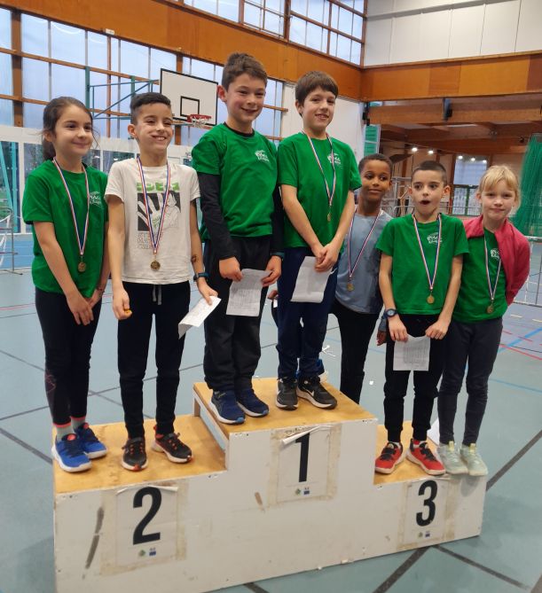 L'équipe école d'athlétisme avec leurs médailles